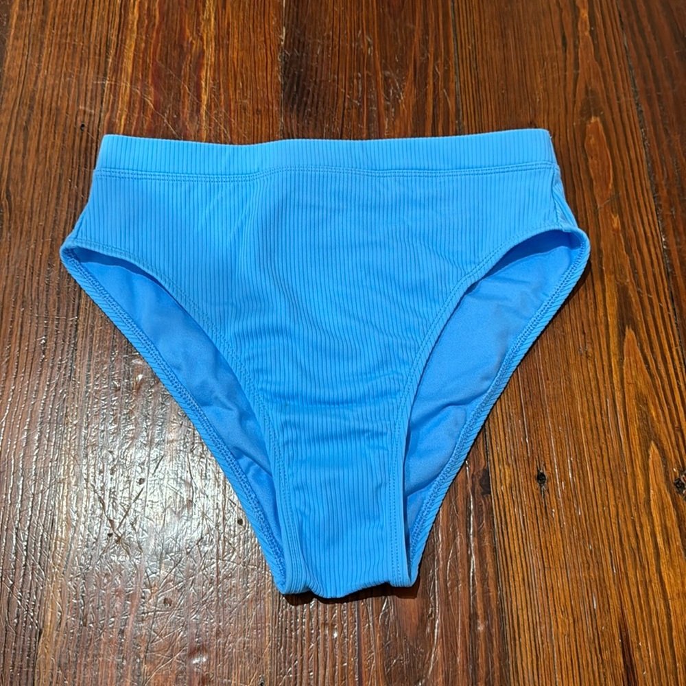 High waisted swim bottoms. Size:M